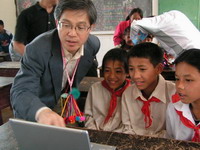 富士通（中国）武田总经理教学生们使用电脑