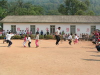 同学们在运动会上比赛跳绳