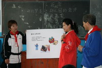 富士通体验队员向小学生讲解日本的节日