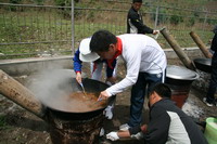队员们亲手制作香喷喷的土豆牛肉咖喱饭