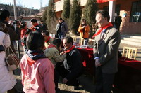 学生代表将红领巾献给公司领导