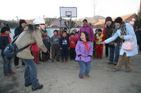 我们和小学生一起玩跳绳