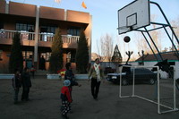 我们和小学生一起打篮球