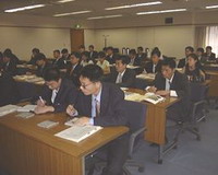 国家行政学院青年干部到富士通幕张系统实验室参观