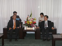 秋草会长（左）和行政学院陈福今常务副院长（右）会谈