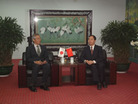 秋草会长（左）和北京大学闵维方副校长（右）探讨合作事宜