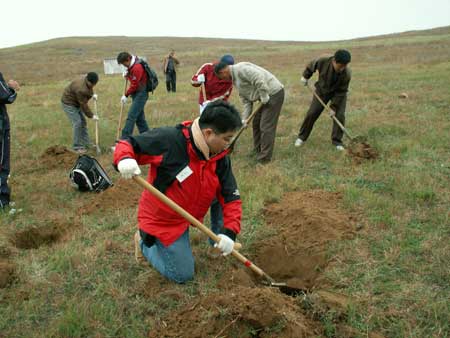 富士通工会的志愿者在挖树坑