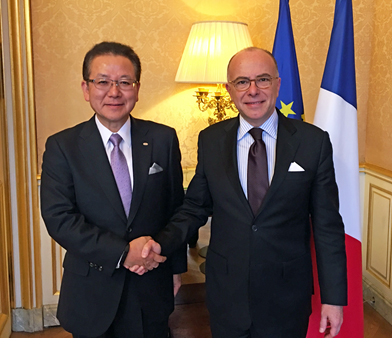 Fujitsu President Tanaka and French Prime Minister Cazeneuve
