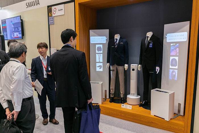 Detecting the gaze of a person standing in front of an AI mannequin to perceive his interest