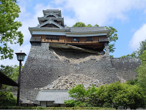 Five-story Iidamaru Turret at Kumamoto Castle following its collapse  Photograph courtesy of the Kumamoto Castle General Office