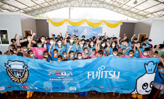Children at Pakkret Home for Boys and Fujitsu employees joining as volunteers