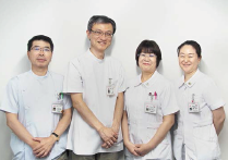 左から、小笠原智彦第二呼吸器内科部長、岸真司第二小児科部長、寺西美佐絵看護副部長、尾崎式美看護師長 左から、小笠原智彦第二呼吸器内科部長、岸真司第二小児科部長、寺西美佐絵看護副部長、尾崎式美看護師長