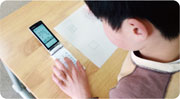 「筆順」アプリで漢字の書き順を確認している男児の写真