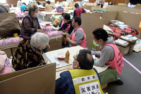 【写真】熊本DCAT・岩手県災害派遣福祉チームによるスクリーニング