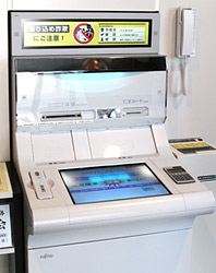 お客様が”振込処理”を選んだ場合、ATMと連動しているのでATM画面とATM Comdisplay同時に注意喚起のメッセージが表示される。