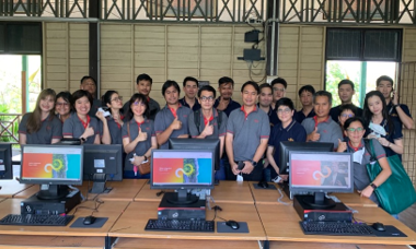 富士通タイランドの社員が学校を訪問しパソコンを寄贈し、設置