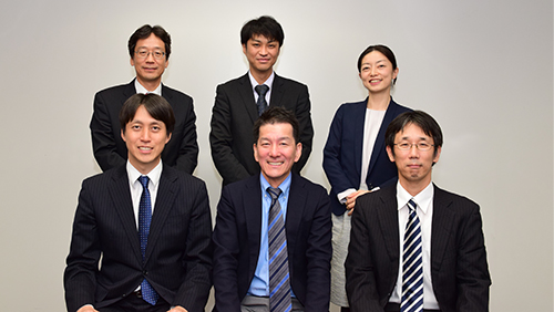 茨城県 政策企画部の皆様と、富士通担当者の集合写真