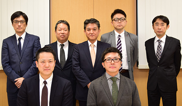 前列 ヒマラヤ 小森一輝氏、木村久和氏（左から） 後列 富士通関係者 担当営業・SE・販売推進（SNAPEC-EX）