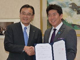 Picture: President Yamamoto (left) and Mayor Fukuda of Kawasaki City