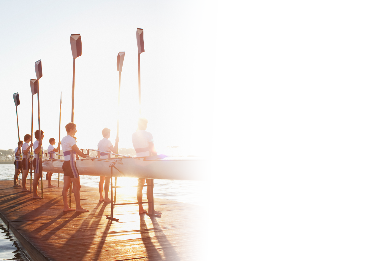 Männer stehen mit Kanu auf Pier