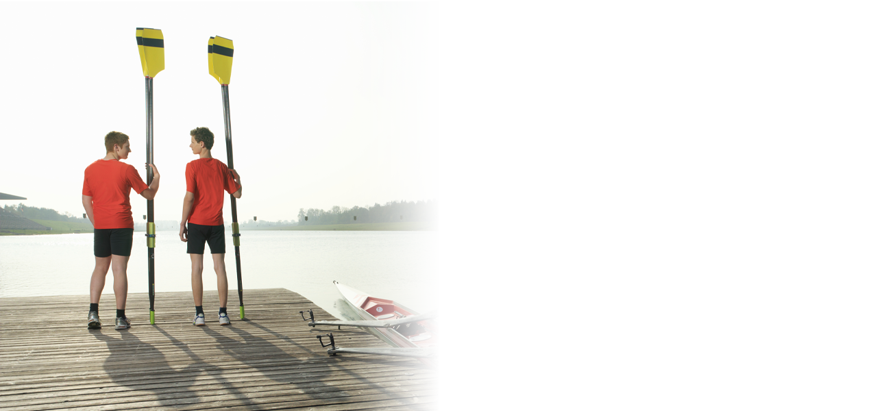 Teenage Ruderer stehen auf Pier