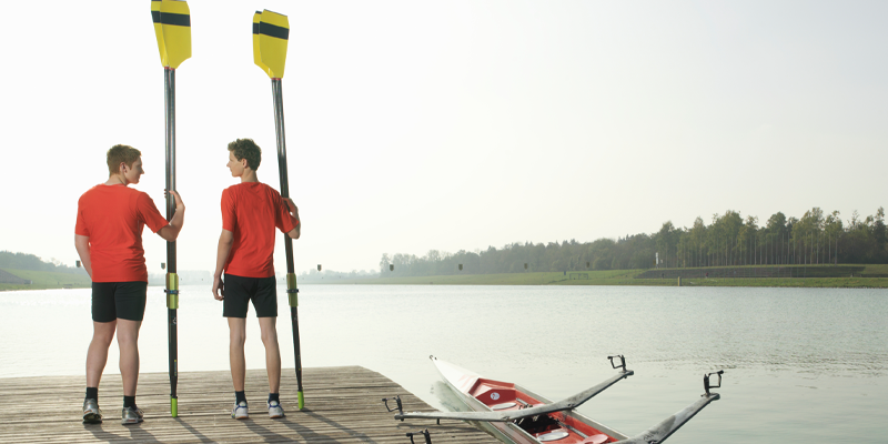 Teenage Ruderer stehen auf Pier