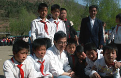 富士通（中国）有限公司武田总经理与希望小学的孩子们在一起