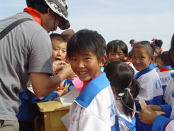 访华团和当地中小学生联谊交流