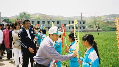 依依不舍的与孩子们再见