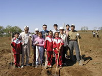 日本团员与察北牧场小学生们合影