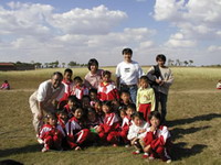 日本团员与察北牧场小学生们合影