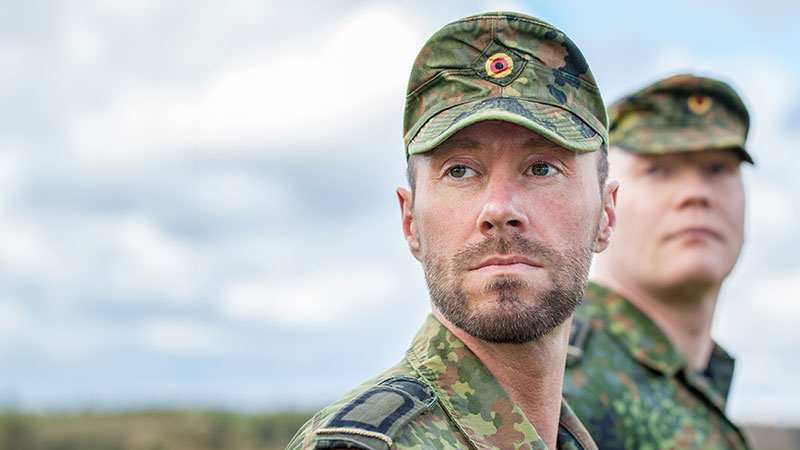 Zwei Soldaten in Tarnuniform