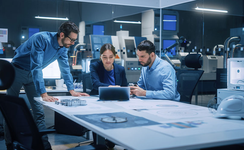 Produktionsbesprechung: Ingenieur*innen analysieren Pläne
