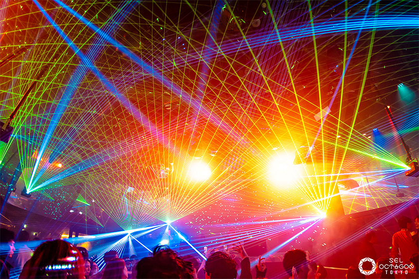 Photo : Staging with ten laser projectors and lighting livens up the dance floor (Photograph provided by Avex Inc.)