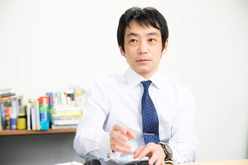 Photo : Mr. Sakaguchi (management reviewer) notes that Japanese logistics are inefficient.
