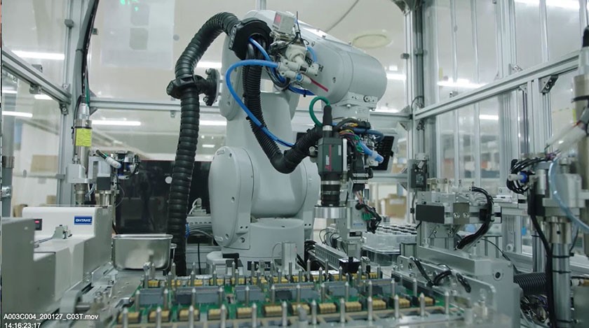 Photo : Example of guide pin assembly using a robot (photograph provided by Fujitsu IT Products)