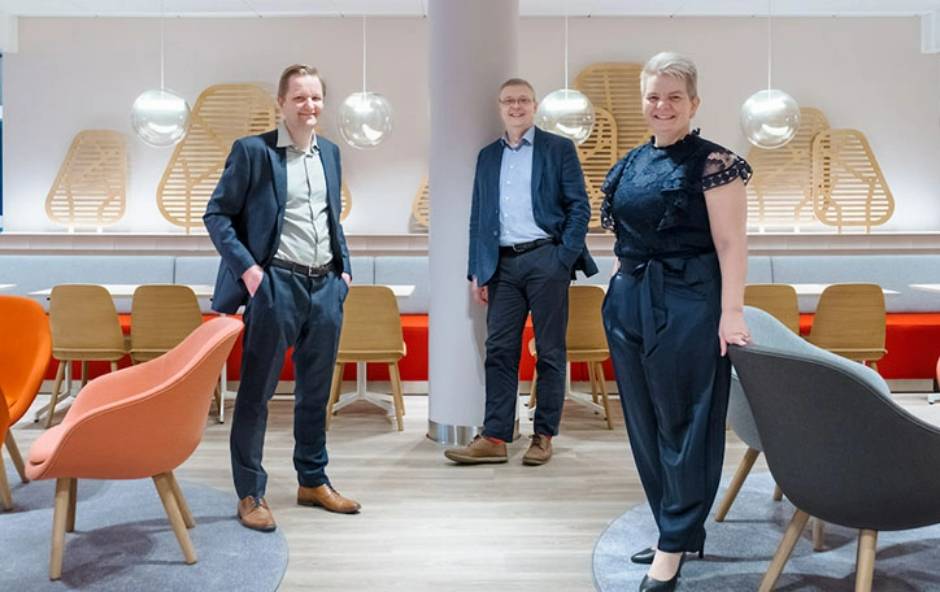 Fujitsun asiantuntijat ja toimitusjohtaja Hanna Kivelä