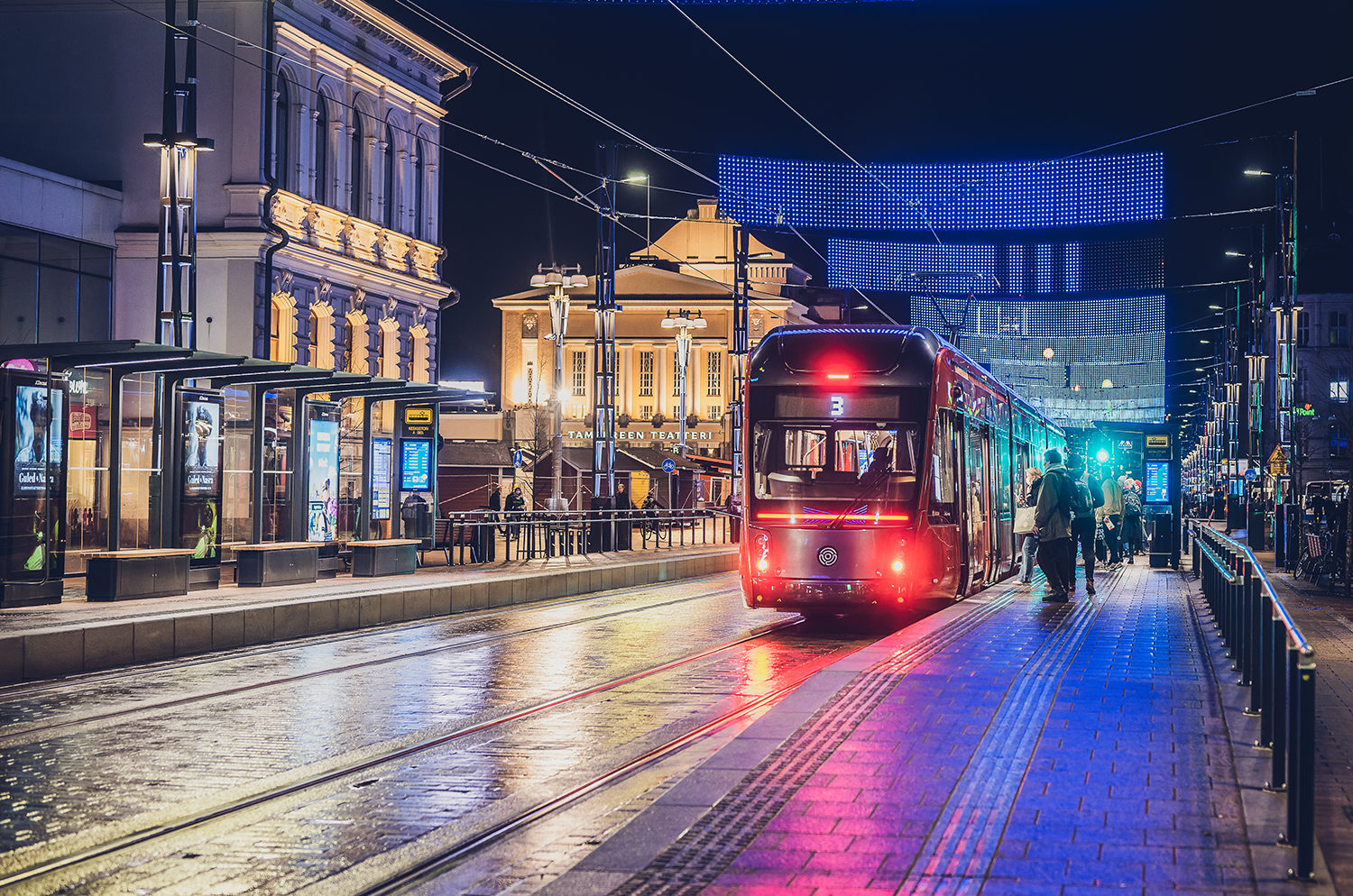 Ratikka Tampereen Hämeenkadulla yöaikaan