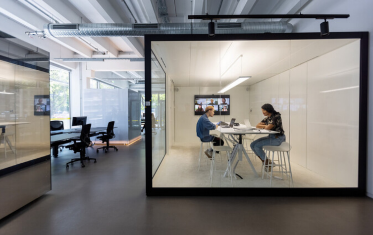 personnes travaillant dans un bureau moderne