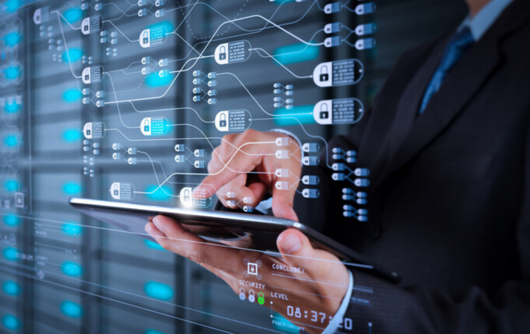 Personne utilisant une tablette avec des hologrammes d’icônes numériques sortant de l’écran