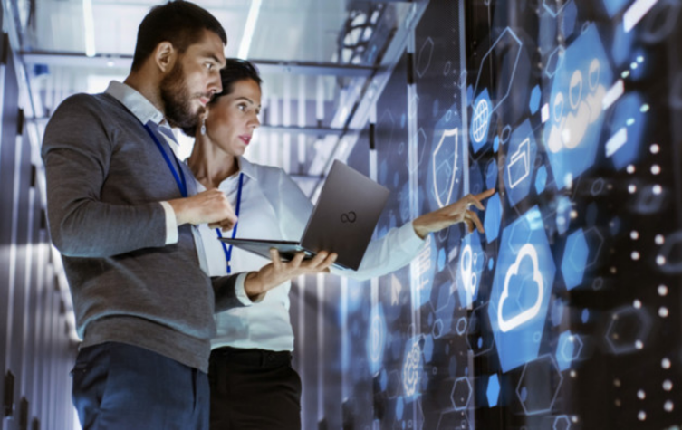 image personnes travaillant avec technologie de pointe