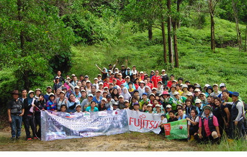 Participants in the Fujitsu Group’s tropical rainforest regeneration activities