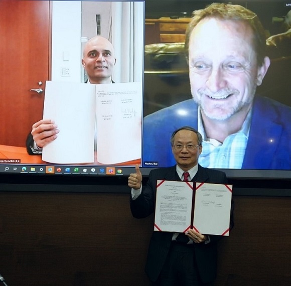 Fujitsu and CHT sign a Memorandum of Understanding.