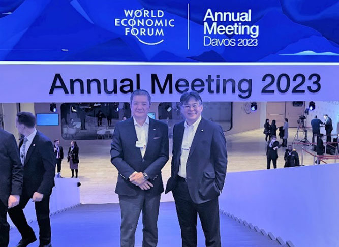CEO Tokita (right) and COO Furuta (left) at the annual meeting
