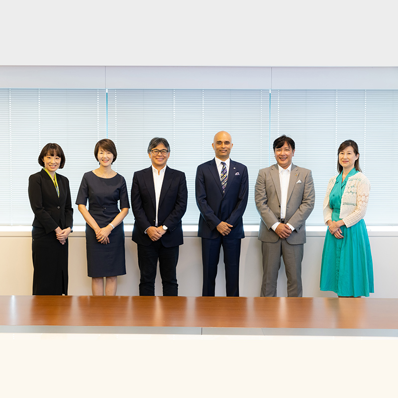 Photos of experts and Fujitsu employees in the stakeholder dialogue