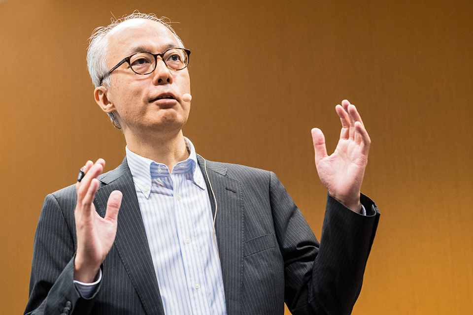 Yoshikuni Takashige,VP of Marketing Stratefy Unit, Fujitsu Limited
