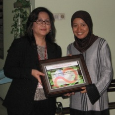 Ibu Yanti Rahardjo selaku Direktur PT. Fujitsu Indonesia menyerahkan 'Certificate of Donation' kepada Ibu Titim Eliawati, Direktur IHF untuk Indonesia