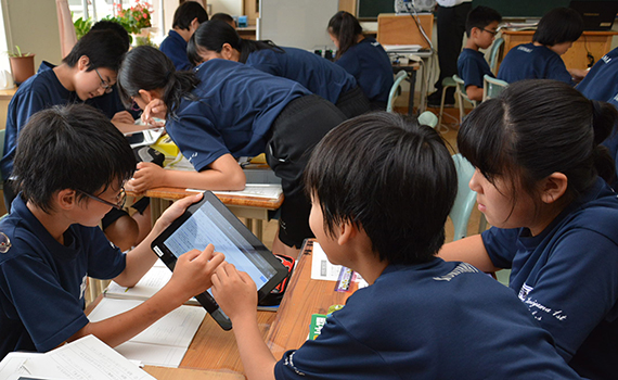 すべての市立小中学校に各1学級分のタブレットを整備 Br 児童生徒の意欲向上と教育の効果的活用 Br 特別支援学級では1人1台環境を確立し きめ細かな指導が可能に 富士通 すべての市立小中学校に各1学級分のタブレットを整備 Br 児童生徒の意欲向上と教育の効果的活用 Br 特別支援学級では1人1台環境を確立し きめ細かな指導が可能に 富士通