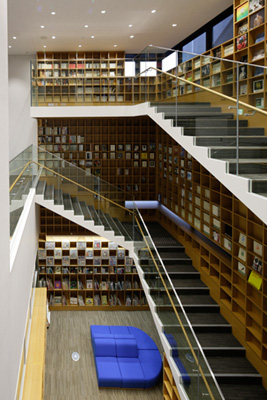 Icタグに対応した図書館システム導入で貸出点数が倍増 カウンター業務 蔵書点検作業も大幅効率化 富士通 Icタグに対応した図書館システム導入で貸出点数が倍増 カウンター業務 蔵書点検作業も大幅効率化 富士通