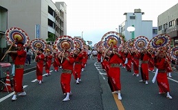 「百万石踊り流し」参加者の集合写真